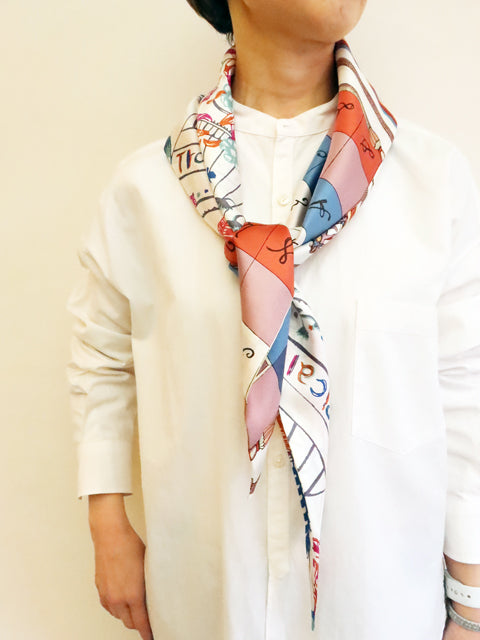 シルク ダイヤ型スカーフ<br>クロスワード