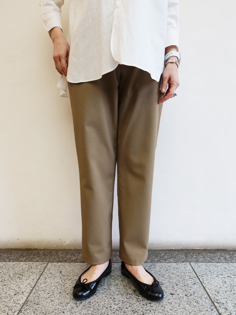 テーパードパンツ