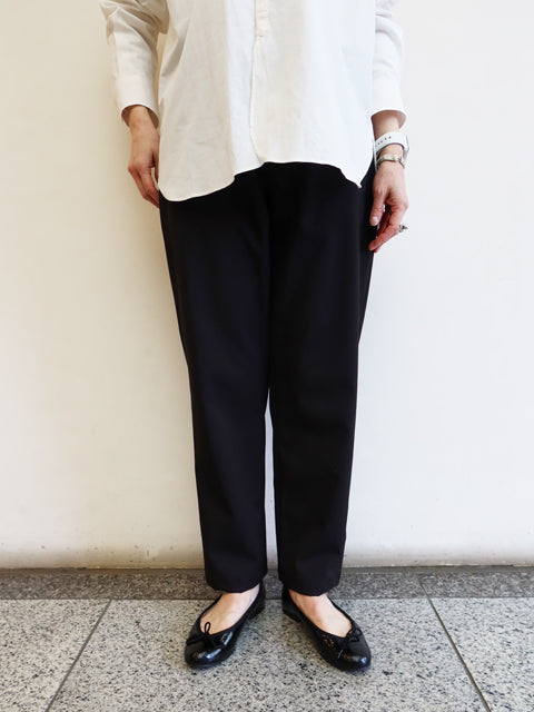 テーパードパンツ