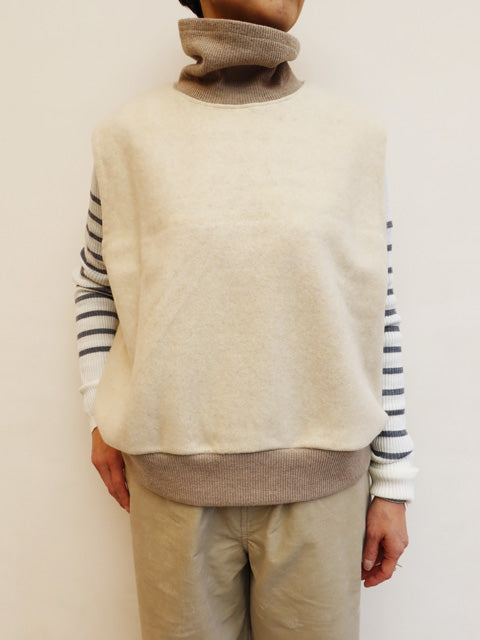 タートルネックプルオーバーベスト