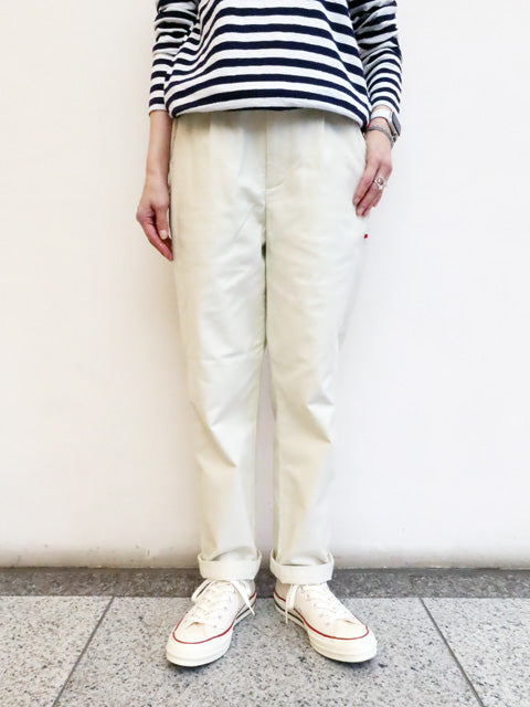 テーパードパンツ