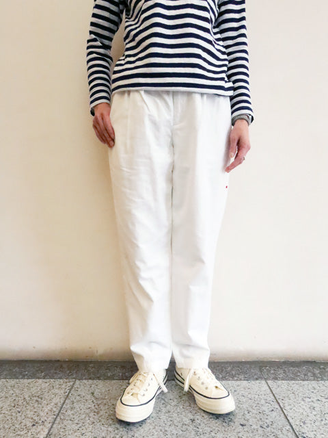 タックテーパードパンツ