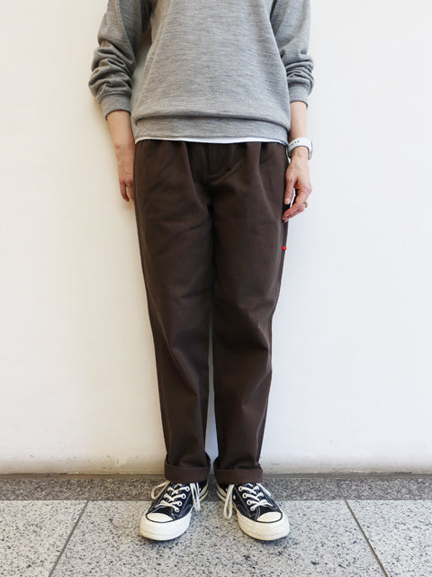 タックテーパードパンツ