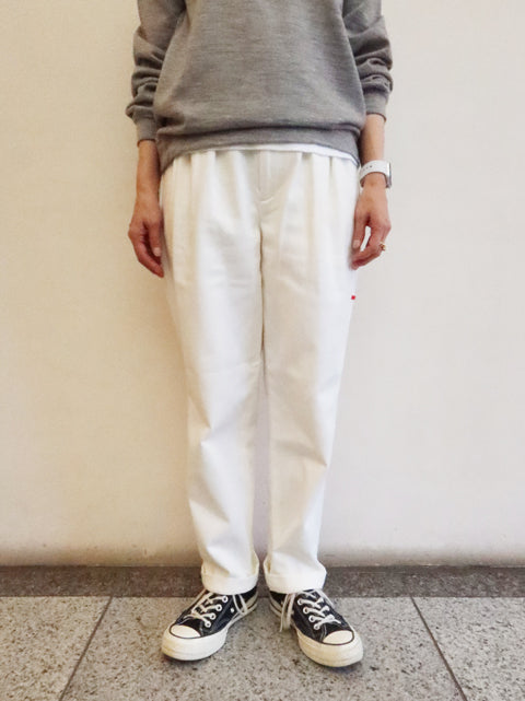タックテーパードパンツ