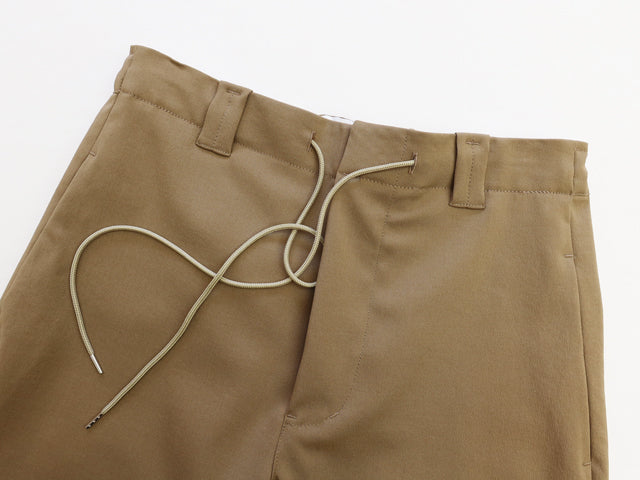 テーパードパンツ