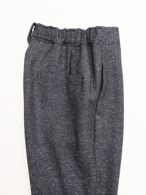 テーパードパンツ