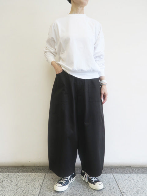 G. MODEL PANTS