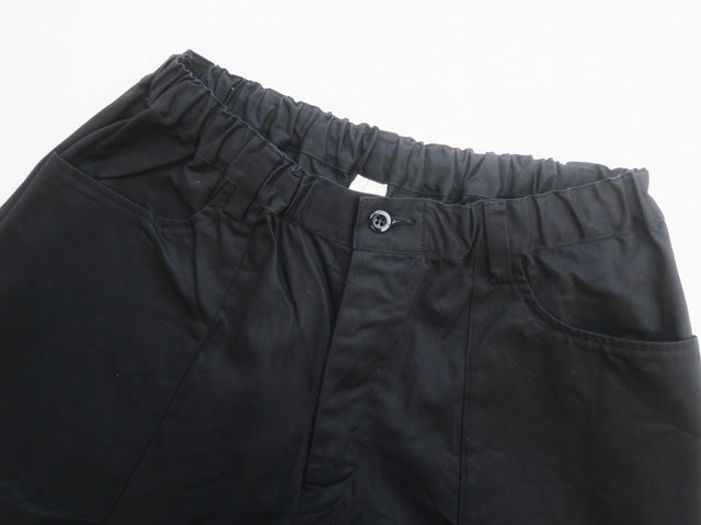 G. MODEL PANTS