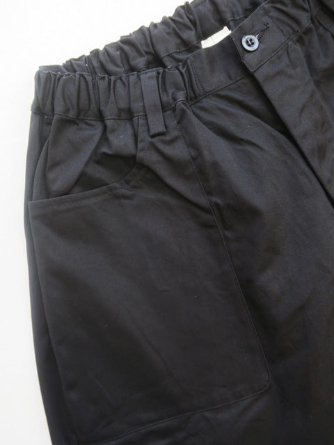 G. MODEL PANTS