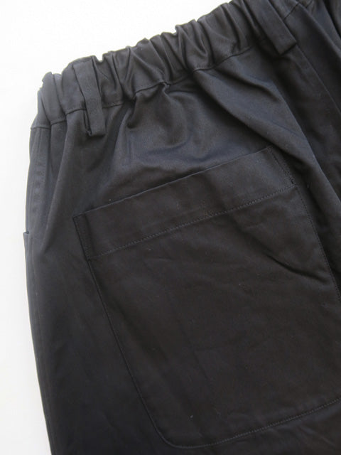 G. MODEL PANTS