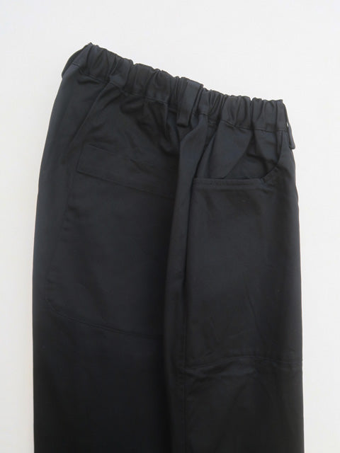G. MODEL PANTS