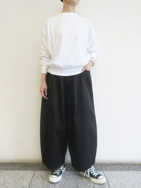 G. MODEL PANTS