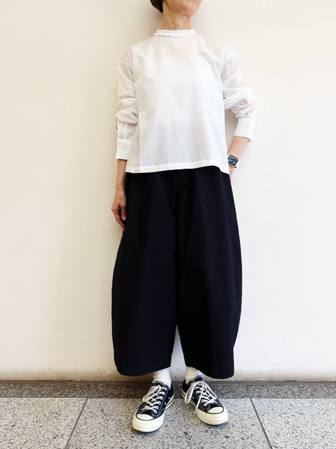 G. MODEL PANTS