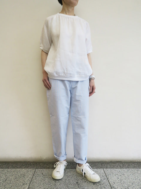 テーパードパンツ