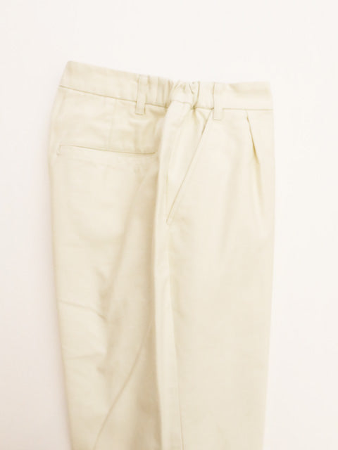 テーパードパンツ