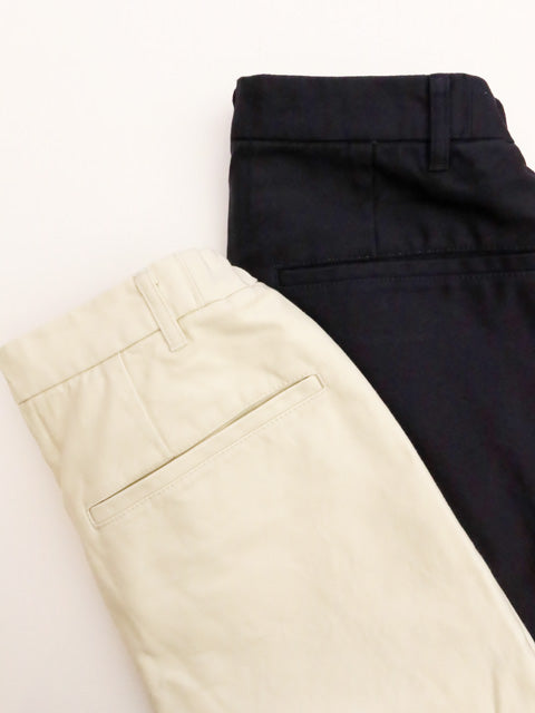 テーパードパンツ