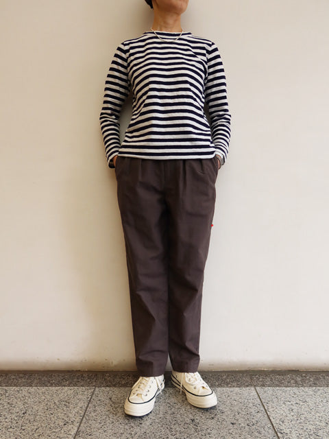 タックテーパードパンツ