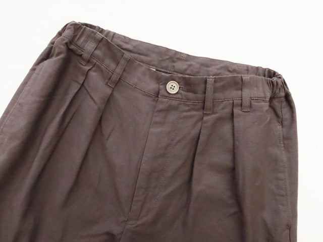 タックテーパードパンツ