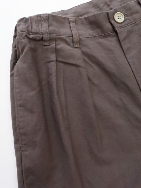 タックテーパードパンツ