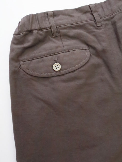 タックテーパードパンツ