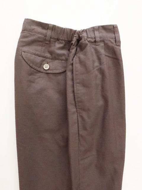 タックテーパードパンツ