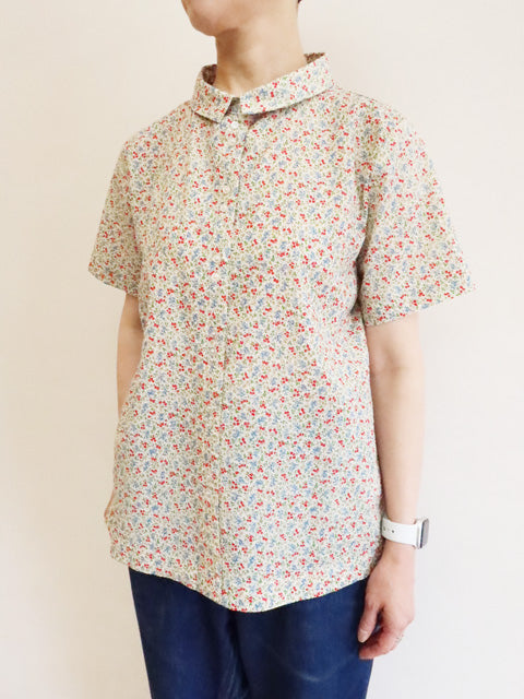 リバティプリントブラウス