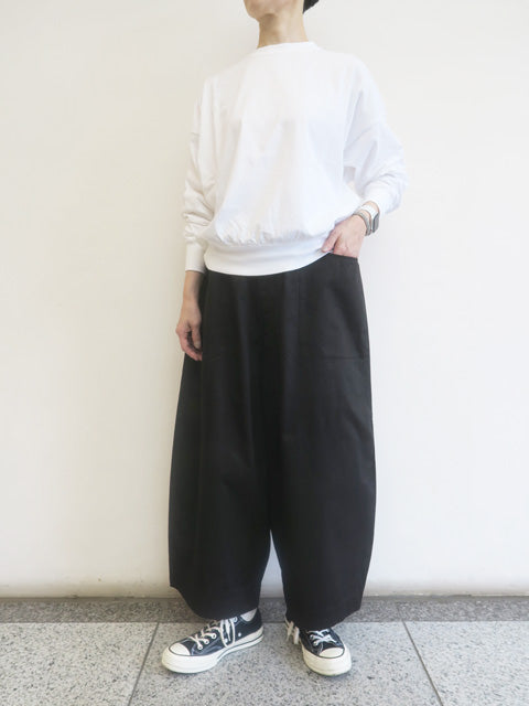 G. MODEL PANTS