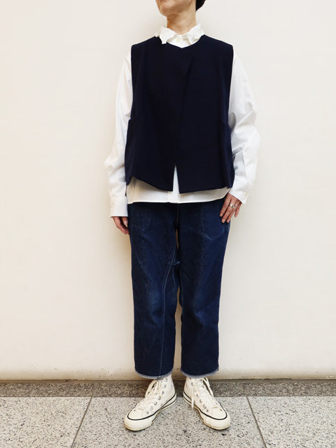 crew neck vest with pockets