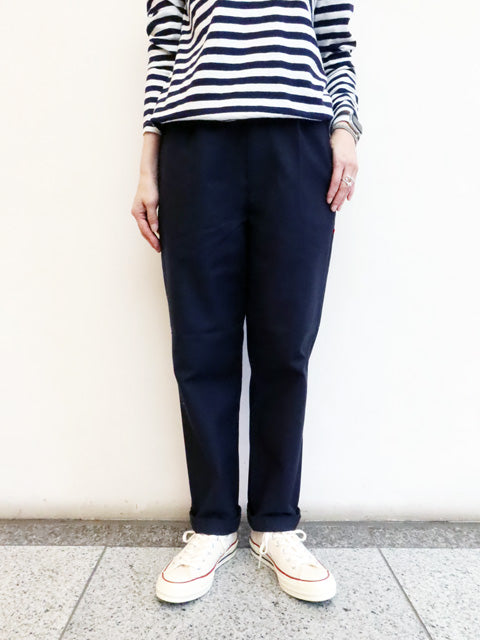 テーパードパンツ