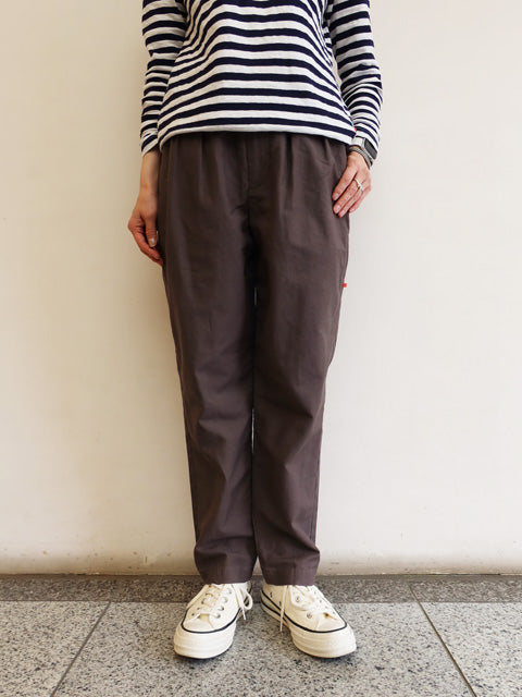 タックテーパードパンツ