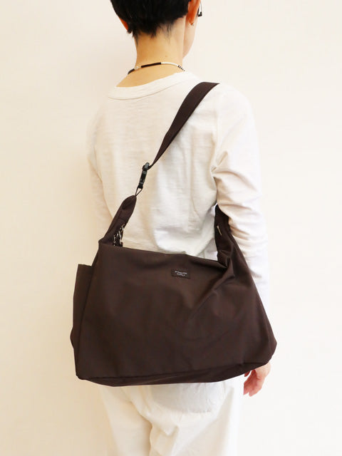 SIMPLICITY<br>TRIANGLE SHOULDER <br>DARK BROWN EDITION