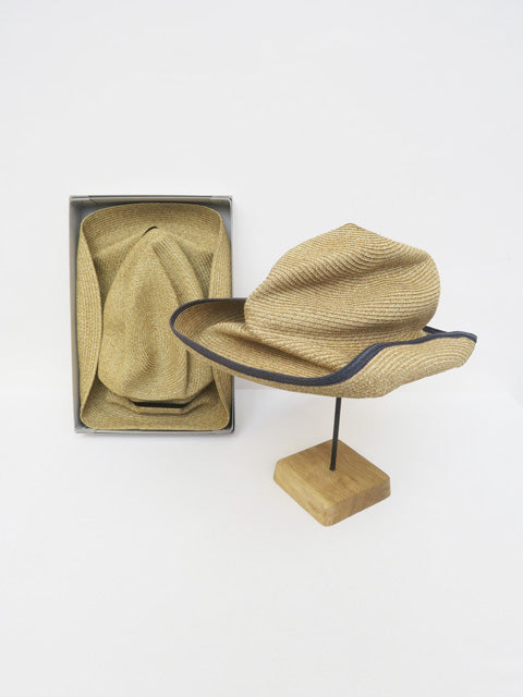 BOXED HAT<br>11cm brim switch color line edge　