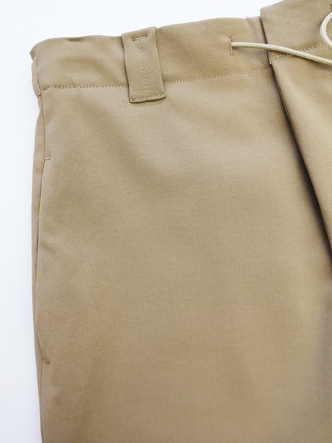 テーパードパンツ