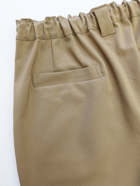 テーパードパンツ