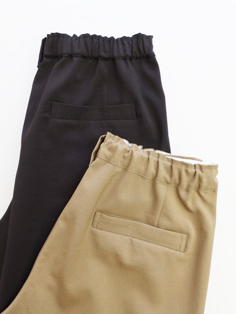 テーパードパンツ