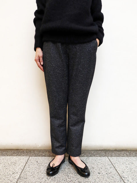 テーパードパンツ