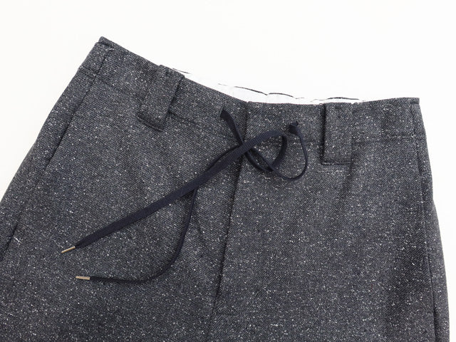 テーパードパンツ