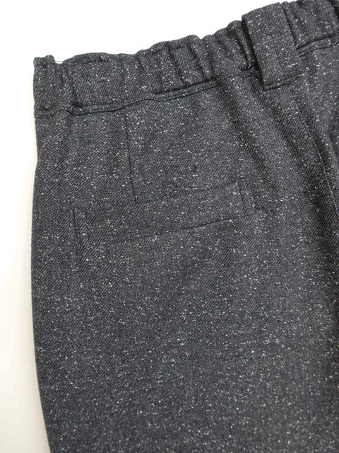 テーパードパンツ