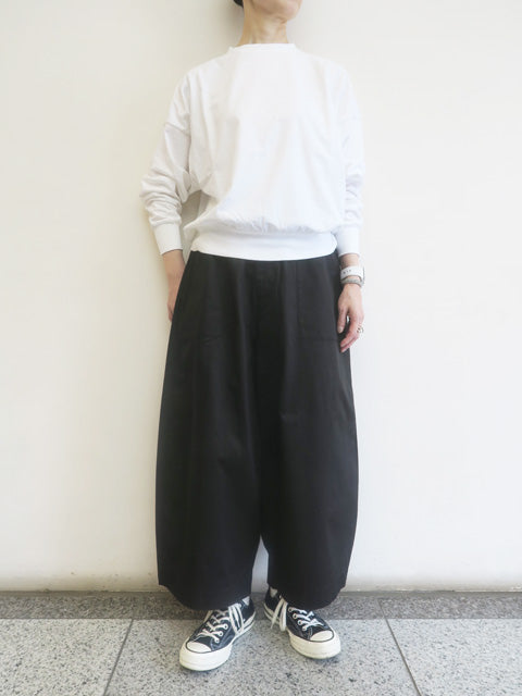 G. MODEL PANTS