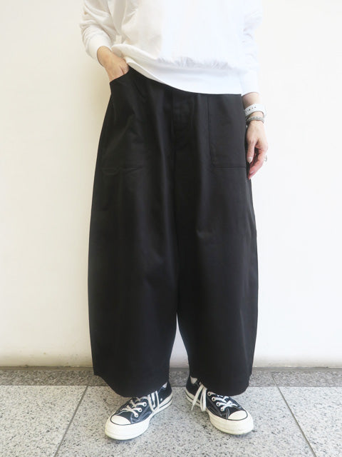 G. MODEL PANTS