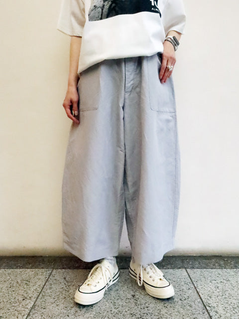 G. MODEL PANTS