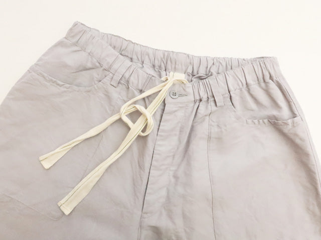 G. MODEL PANTS