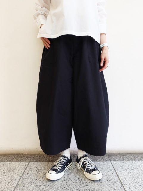 G. MODEL PANTS