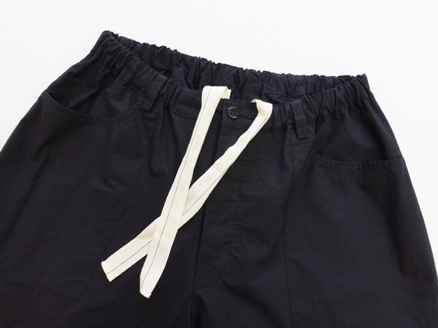 G. MODEL PANTS