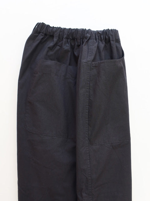 G. MODEL PANTS