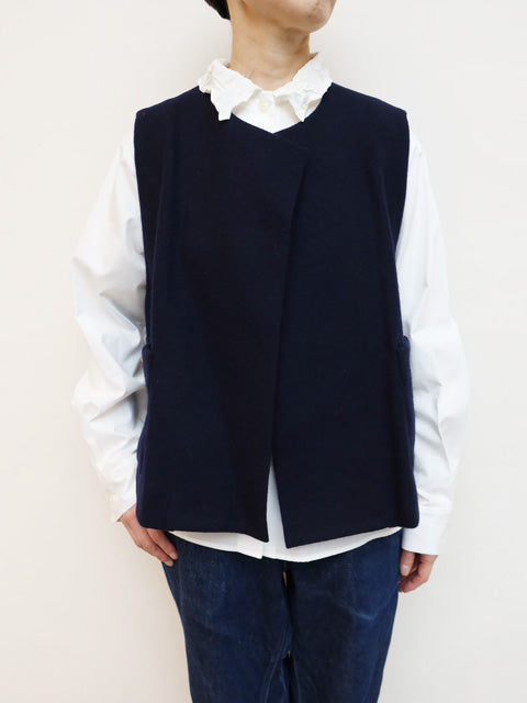 crew neck vest with pockets