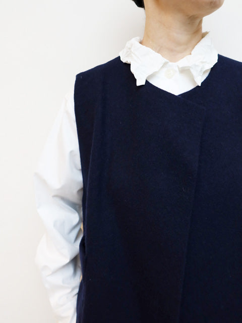 crew neck vest with pockets