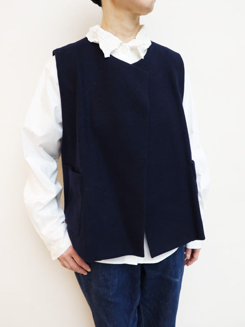 crew neck vest with pockets