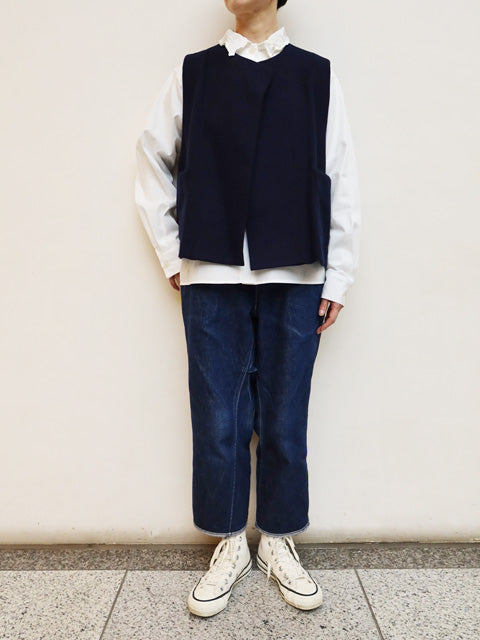 crew neck vest with pockets