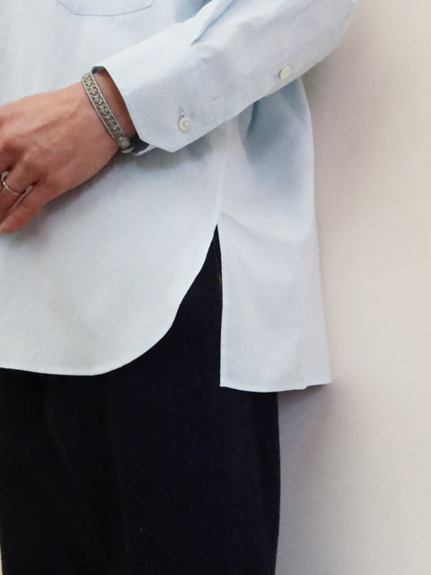 ノーカラーシャツ